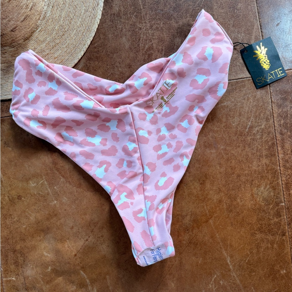 SKATIE Melly bikini bottom in Coco (pink animal print) - Picture 8 of 8